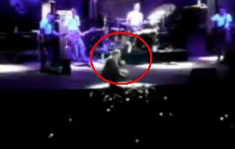 Video / Morrissey, lovit cu un pahar plin în cap