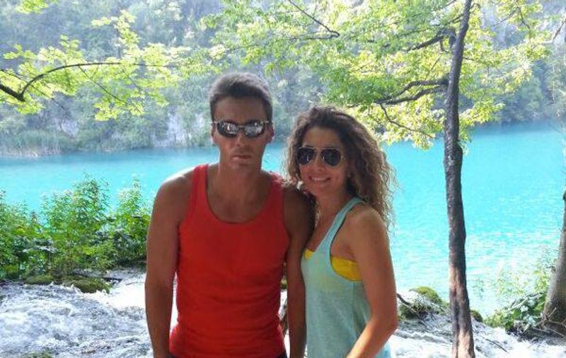 Nici în vacanţă nu se lasă! Iată-i pe Mircea Badea şi Carmen Brumă CUM TRAG DIN GREU! FOTO