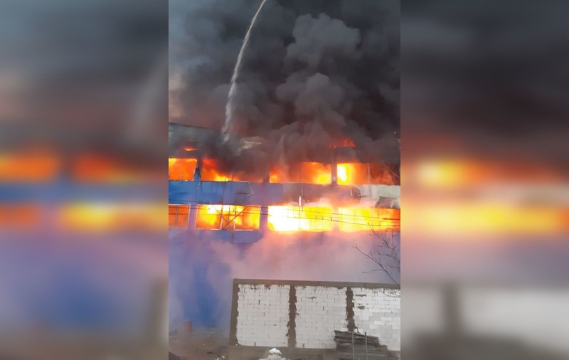 Incendiu puternic la o hală industrială din Câmpia Turzii. Investiția de patru milioane de euro s-a făcut scrum
