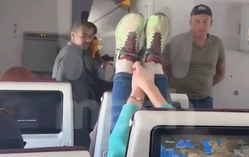 O pasageră s-a urcat cu picioarele pe scaunul din față, a zgâlțâit spătarul și și-a scuturat adidașii în capul vecinei, în avion: „Asta e libertate, doar nu înțelegeți voi”| VIDEO