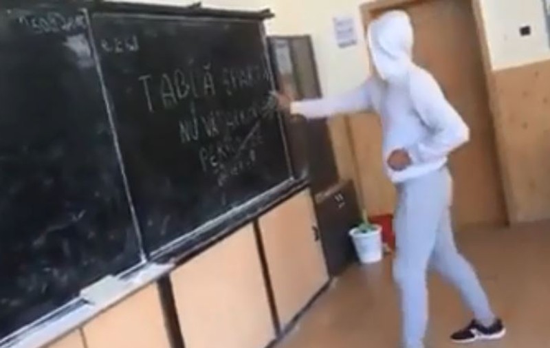 UPDATE/ A fost identificat elevul care a spart tabla din clasă cu o sabie. Unde învață acesta