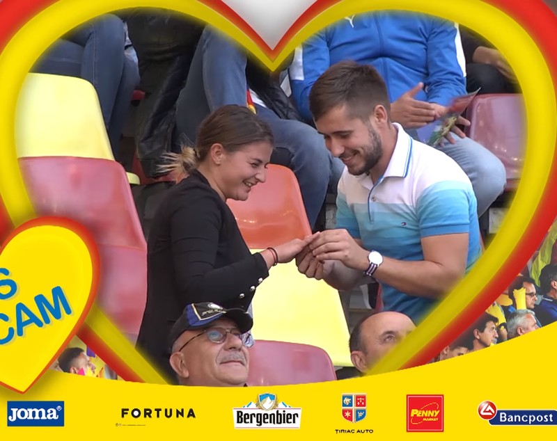 Un suporter din Arad și-a cerut iubita de soție la meciul România - Serbia. Cum a făcut ”blatul” cu FRF | VIDEO