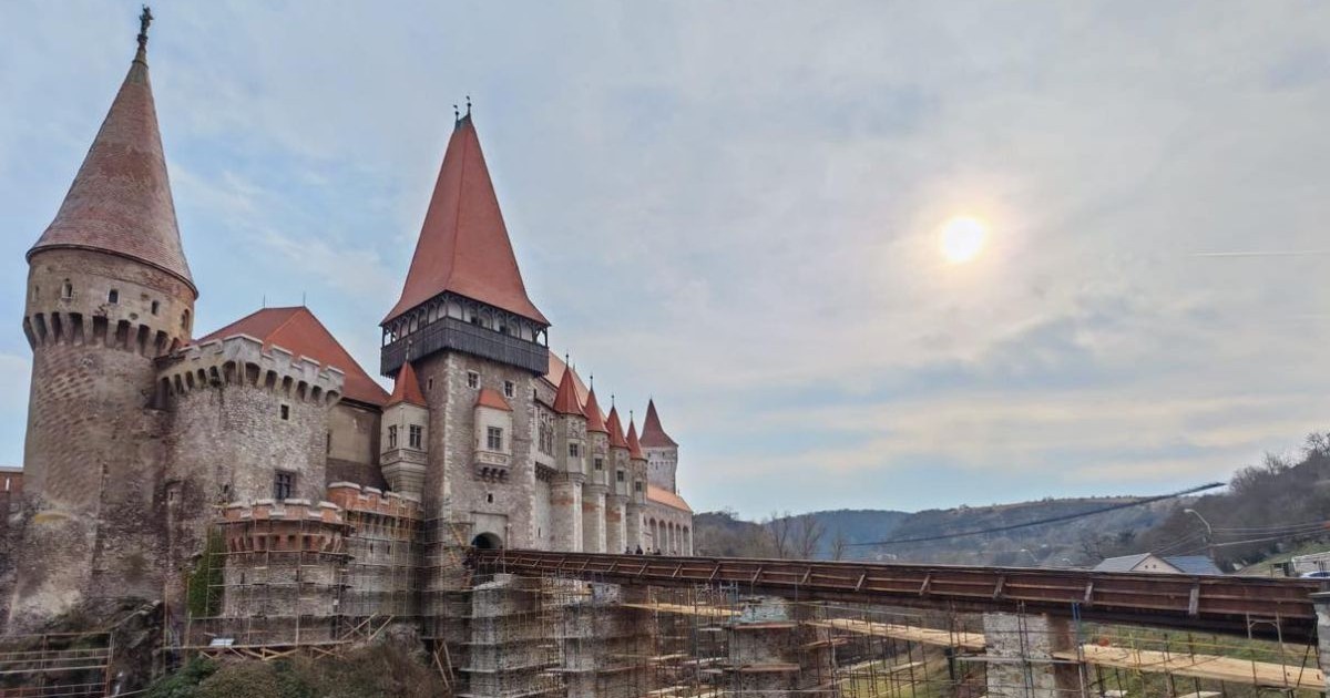 Castelul Corvinilor, în mijlocul lucrărilor de reparații