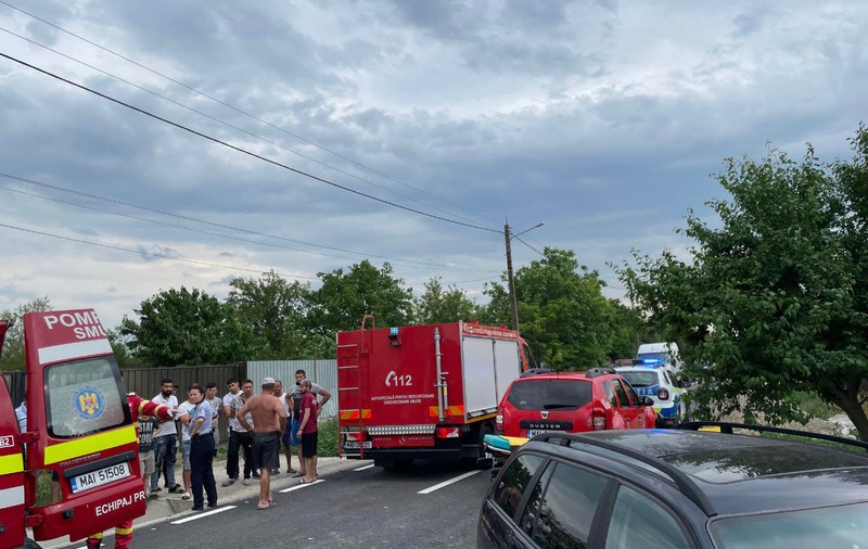 FOTO. Trei bărbați blocați într-o fântână din județul Brăila. Unul dintre a murit
