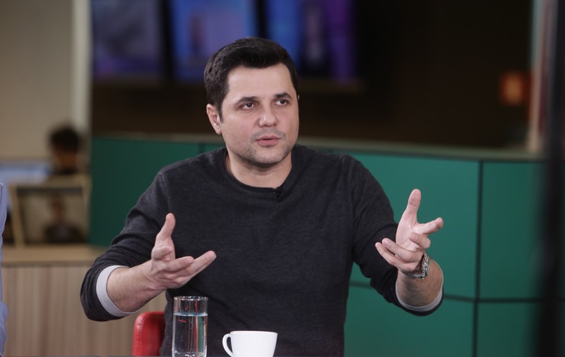Prins între două joburi, Cove își dedică tot timpul liber celor doi băieți ai săi . „Fiul meu cel mare face balet, cel mic ne imită spectacolele de teatru, în casă”