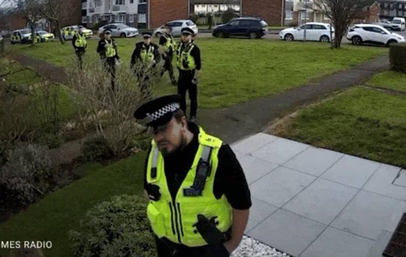 Un cuplu de britanici s-a trezit cu peluza plină de polițiști după ce a trimis mai multe mesaje pe grupul de părinți al școlii. Ce au scris pe WhatsApp înainte să fie arestați