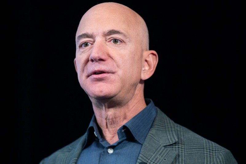 Jeff Bezos, fondatorul Amazon, e cel mai bogat om din lume