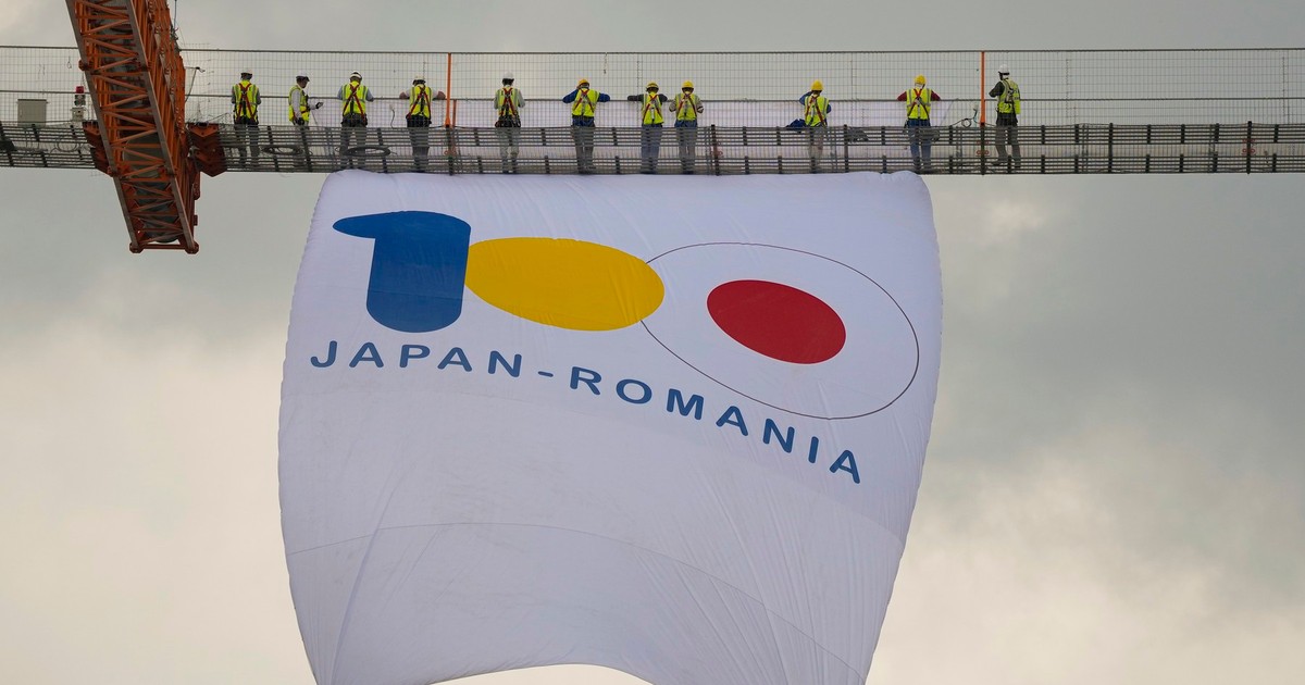 Muncitori stau în timpul unei ceremonii care marchează 100 de ani de relații diplomatice dintre Japonia și România, la șantierul podului suspendat peste Dunăre din Brăila, România, joi, 26 august 2021. Podul, construit de companii japoneze și italiene, cu o deschidere de 1.974,3 metri este cel mai mare de acest fel din România și al treilea din Uniunea Europeană. Foto ilustrativ