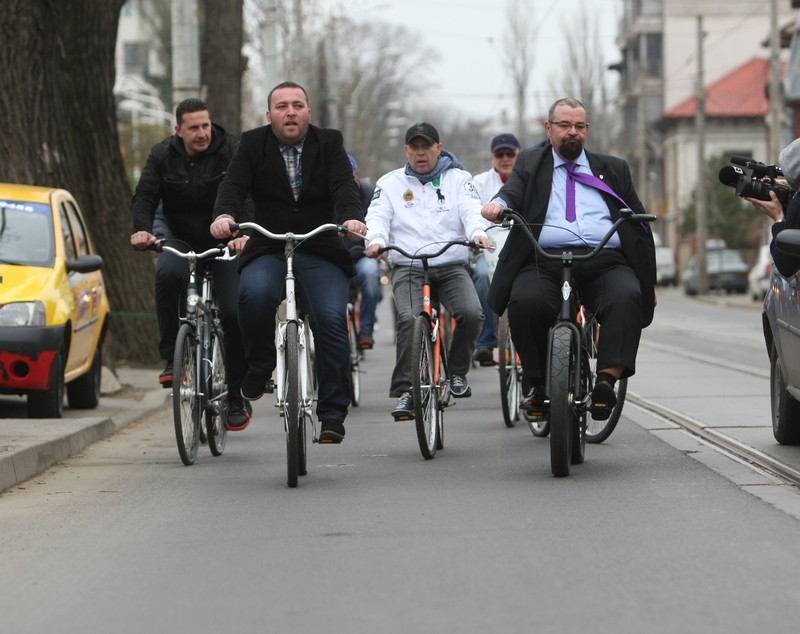 GALERIE FOTO/Politicieni pe bicicletă: ce promisiuni fanteziste au făcut oficialii, de pe două roți