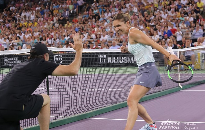 Simona Halep a făcut show la Cluj-Napoca, într-un meci demonstrativ România - Italia. A schimbat câteva mingi și cu Darren Cahill! FOTO/VIDEO