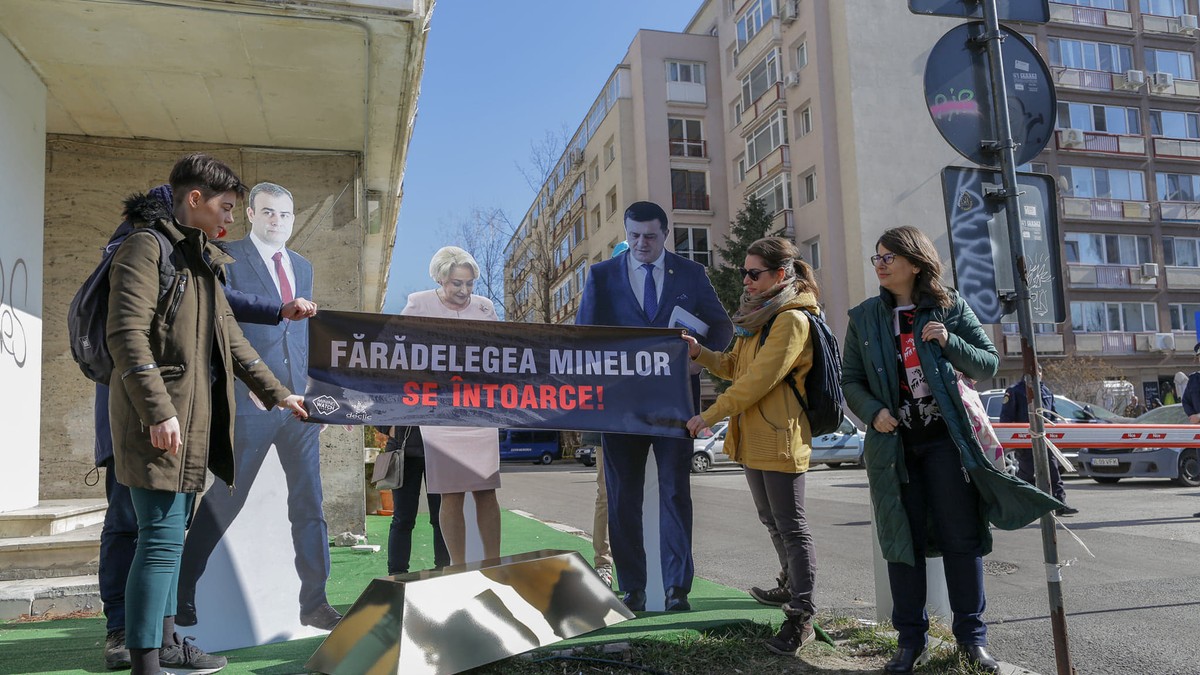 Lingou uriaș, adus în semn de protest la Ministerul Economiei