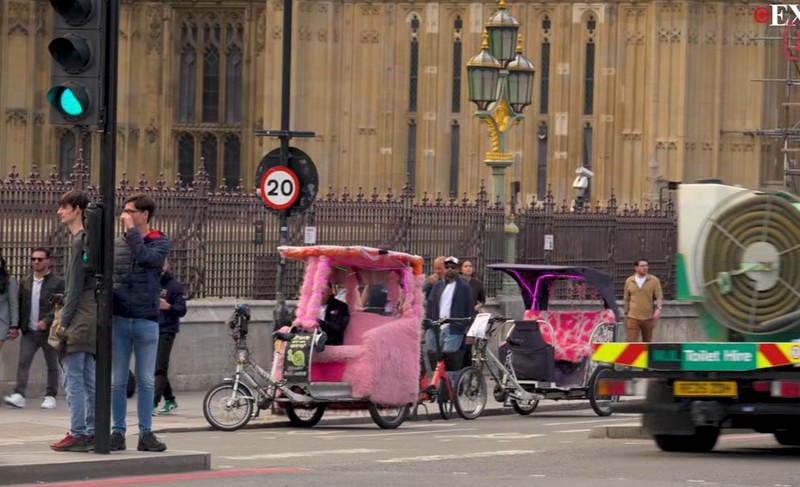 Românii ar cere sute de euro turiștilor pentru scurte plimbări cu ricșa în centrul Londrei Sursa foto: Captură Youtube Daily Express
