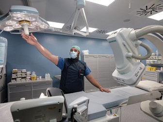 Robert în sala de intervenție, Spitalul P. Pederzoli din Peschiera del Garda, Italia, iunie 2021