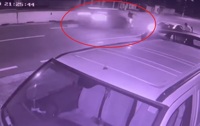 Un tânăr de 19 ani și-a pierdut viața într-un accident rutier. A încercat să traverseze în fugă DN1. Impactul care l-a aruncat zeci de metri a fost filmat