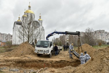 Exhumări la groapa comună din Bucha | Foto: EPA