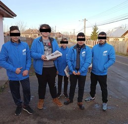 Minori impartind ziare USR în judetul Iasi. Foto: Facebook, USR Holboca