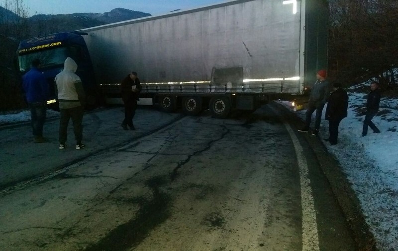 Circulaţie blocată pe DN73, în judeţul Braşov, din cauza unui TIR care a derapat