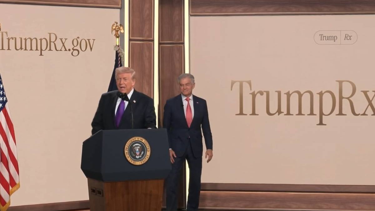 Președintele Statelor Unite, Donald J. Trump, anunță oficial „TrumpRx”, un site de de unde americanii pot achiziționa medicamente eliberate pe bază de rețetă la prețuri mici, în Auditoriumul South Court din clădirea Eisenhower Executive Office de pe White House. Alături de el, Mehmet Oz, administrator al Centrelor pentru Servicii Medicare și Medicaid (CMMS),