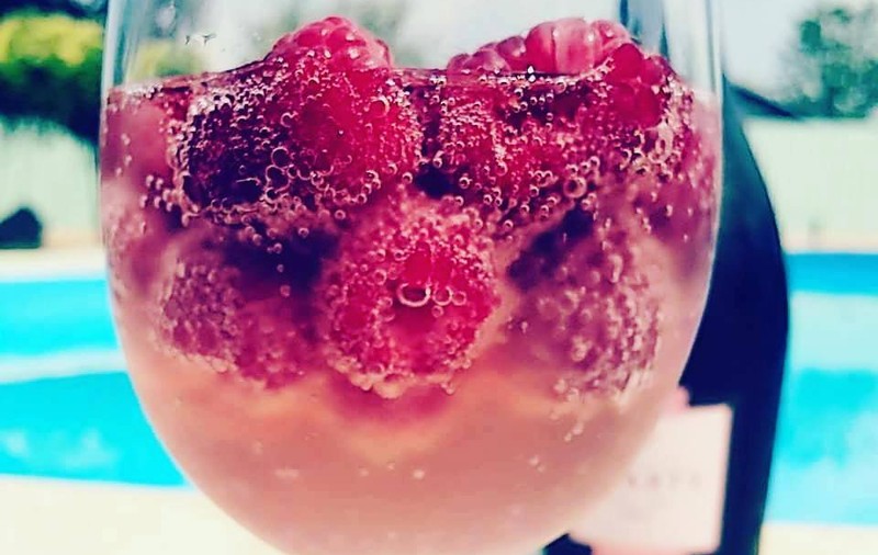 TOP 5 cocktailuri de vară cu spumant şi fructe. Cum să ne răcorim pe caniculă