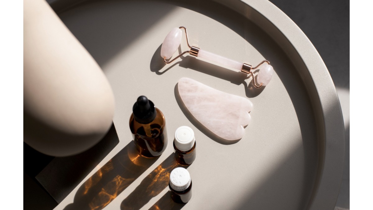 Seruri de skin care, asezate pe o masuta gri