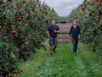Radu Țăndărescu, managerul fermei Old Parsonage, și Alexandra Scarlat, farm superviser. Cobham, Kent, septembrie 2021
