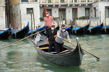 Turiștii se lasă așteptați pe canalele Veneției | FOTO: EPA