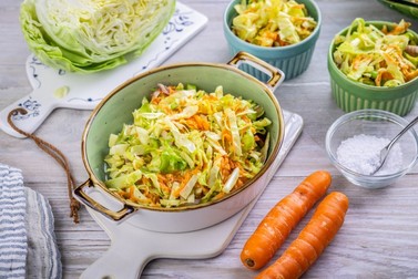 Salată de varză cu morcov și măr