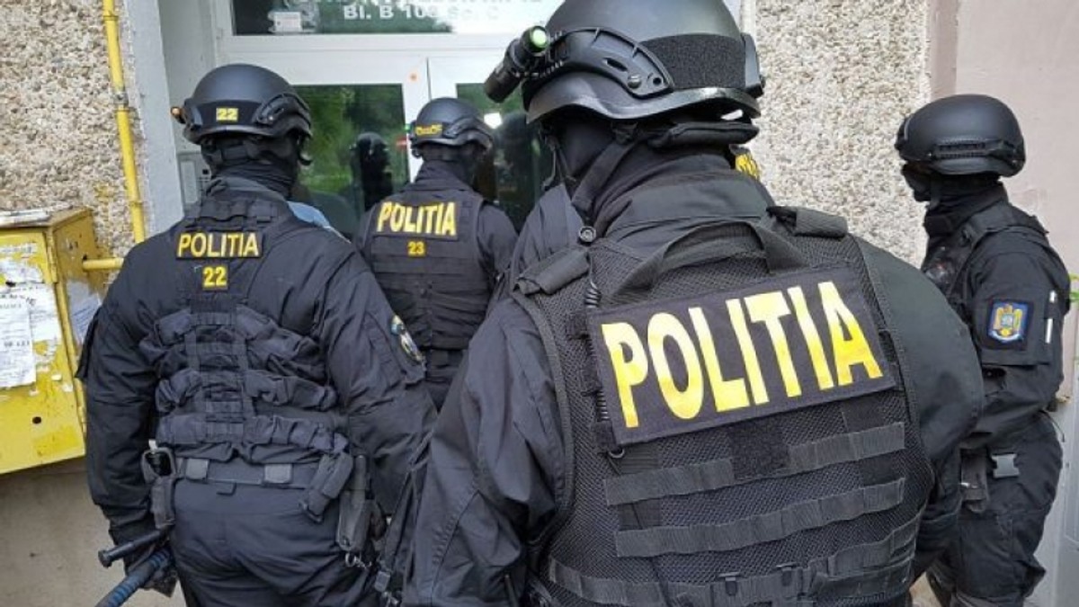 Un fost procuror din Craiova, căutat pentru numeroase infracțiuni, a fost prins în Iași. Încerca să plătească cu bani falși