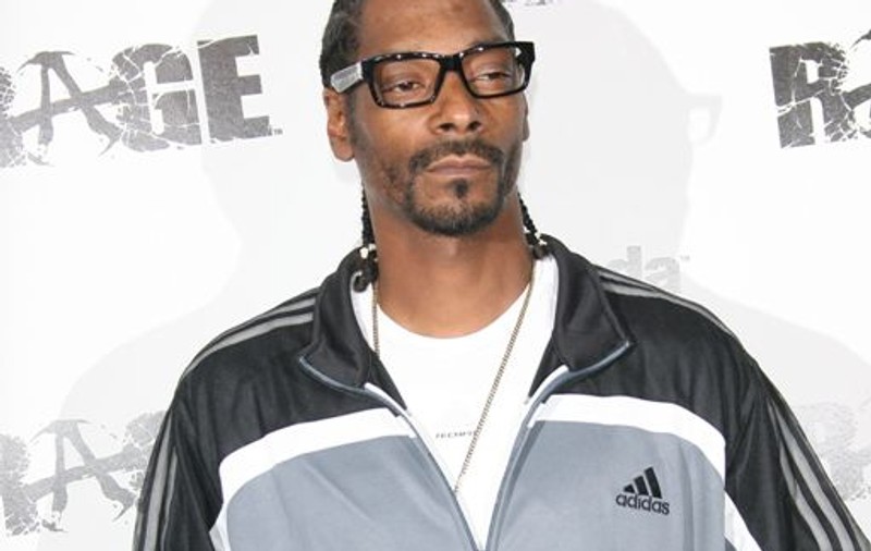Rapperul Snoop Dogg a lansat cartea care se fumează | VIDEO