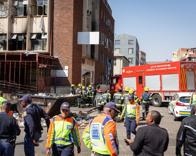 Uși încuiate și niciun extinctor. Mărturiile supraviețuitorilor incendiului cu 74 de morți din Johannesburg