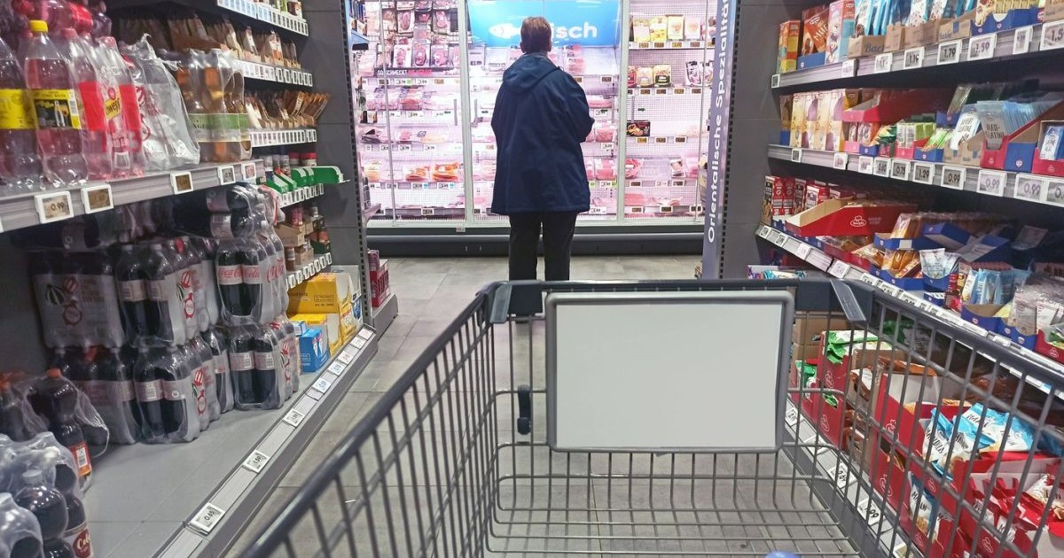 Un bărbat se uită la un raft cu produse într-un supermarket. Foto: Profimedia Images