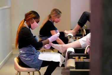 Angajate ale unui salon de pedichiură din Londra | Foto: EPA