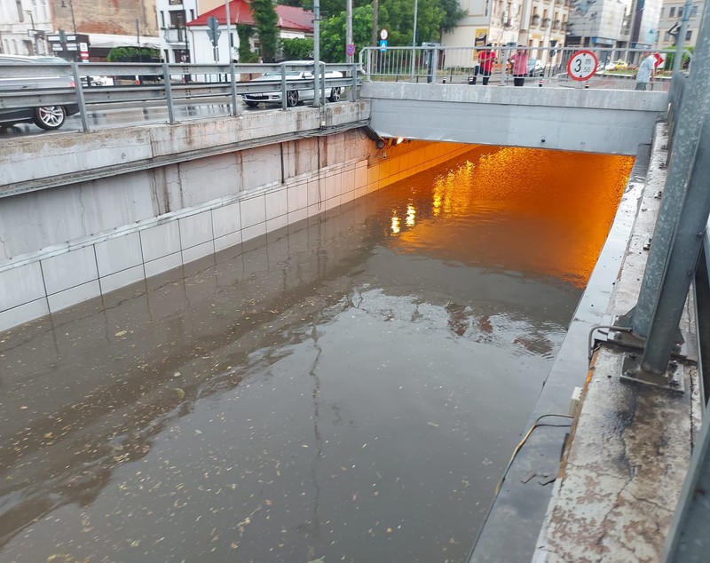 Furtună puternică la Craiova. Acoperișuri și copaci luați de vânt, străzi și gospodării inundate