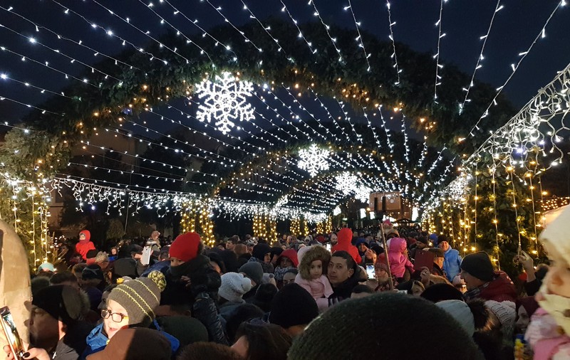 VIDEO&FOTO/ Sute de mii de luminițe multicolore s-au aprins în Iași. S-au deschis și cele două târguri de Crăciun