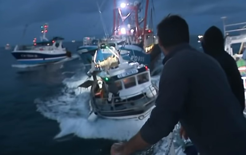 VIDEO| Război între pescari în Canalul Mânecii. O barcă a lovit intenționat alte vase de pescuit