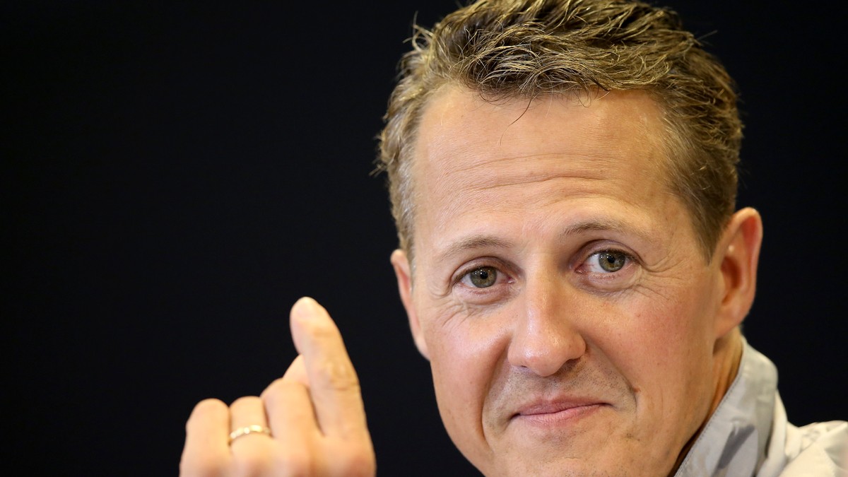 Michael Schumacher, zâmbind în timpul unei conferințe de presă. (FOTO: EPA)