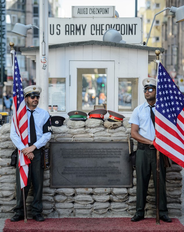 Falșii soldați americani de la Checkpoint Charlie, interziși de autoritățile din Berlin. Le cereau bani turiștilor care se pozau cu ei