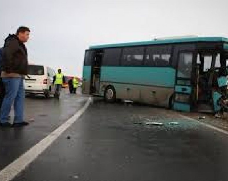 UPDATE | Un autobuz cu 50 de călători s-a ciocnit de un camion, în Maramureș. 17 răniți