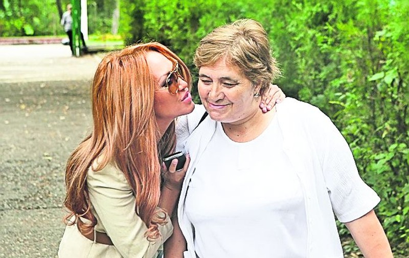 Fotomodelul Raluca Podea şi-a mărit ieri bustul. Dusă la spital de mamă şi de iubit ca să-şi pună silicoane
