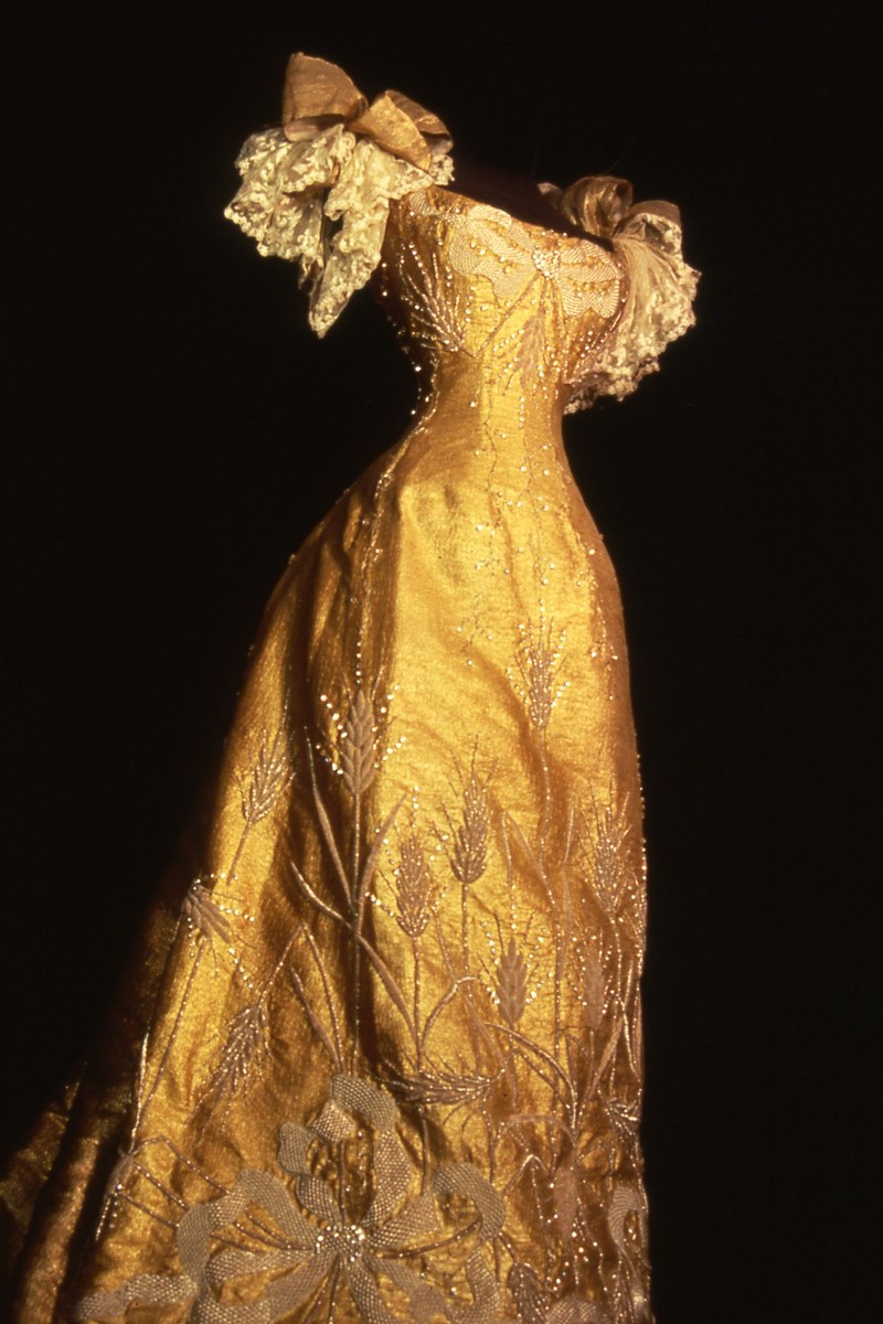 Rochia purtată de Regina Maria la încoronarea Țarului Nicolae II al Rusiei. Sursa foto: Maryhill Museum of Art