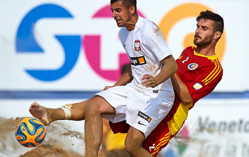 VIDEO / România a învins Polonia în preliminariile CM de fotbal pe plajă. Le-am dat cu Măciucă în cap!