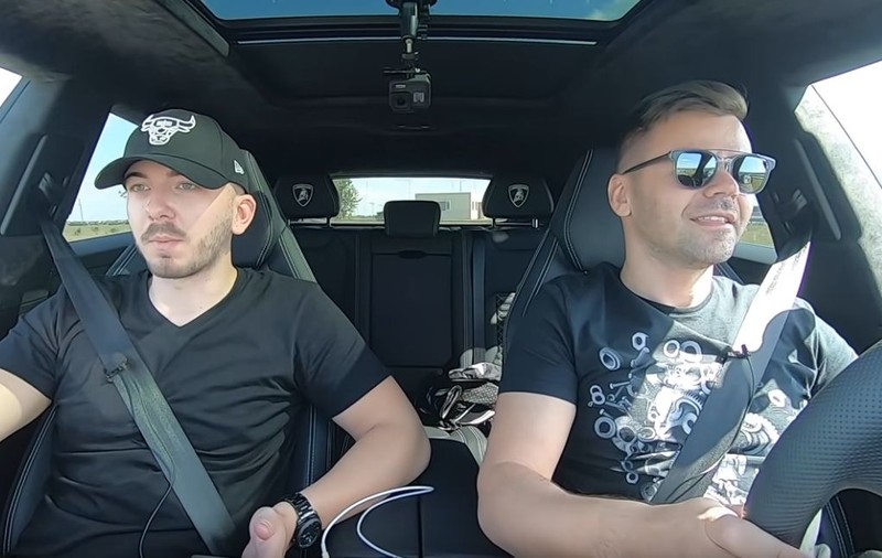 Ce mai încurajează vloggerii când se plictisesc de violență: un clujean gonește cu 300 km/h pe drumurile din România și minte că e în Germania!