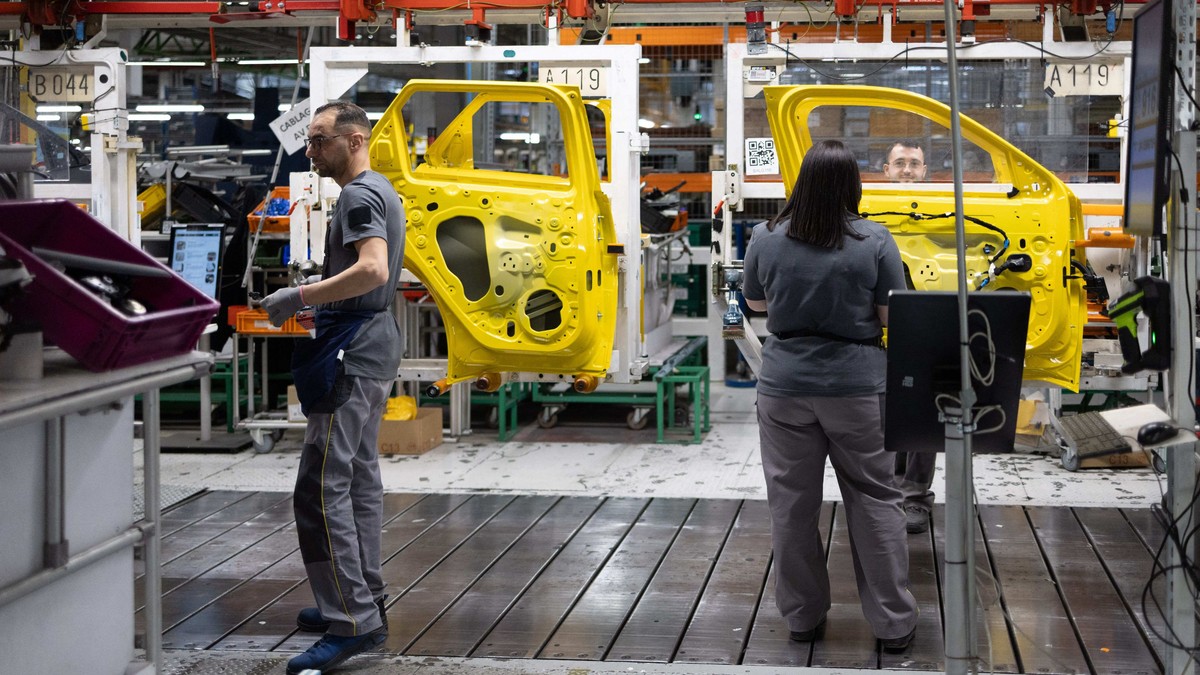Imagine dintr-o fabrică de producție a autoturismelor.