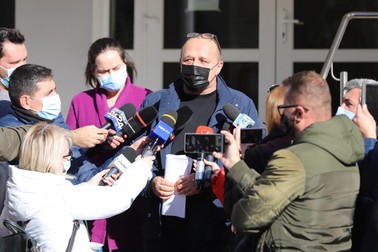 Bogdan Nica, managerul Spitalului Județean Ploiești, alături de Lucica Vasile, șefa secției de Boli Infecțioase, dau declarații despre incendiul de la Spitalul Movila. Foto: Eli Driu / Libertatea