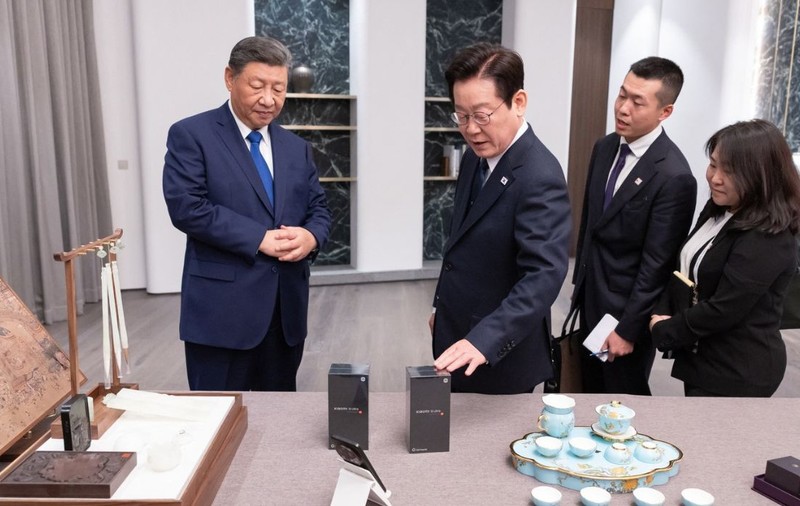 Xi Jinping i-a făcut cadou președintelui sud-coreean două smartphone-uri și a glumit despre spionaj. Ce i-a spus liderul chinez că trebuie să verifice imediat