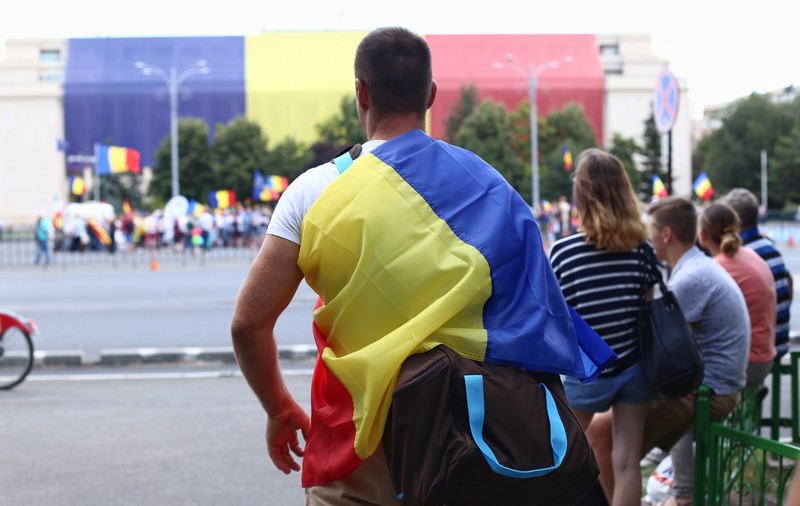 Un poliţist de frontieră s-a alăturat mitingului din Bucureşti, după ce o fetiţă a fost dată afară din supermarket