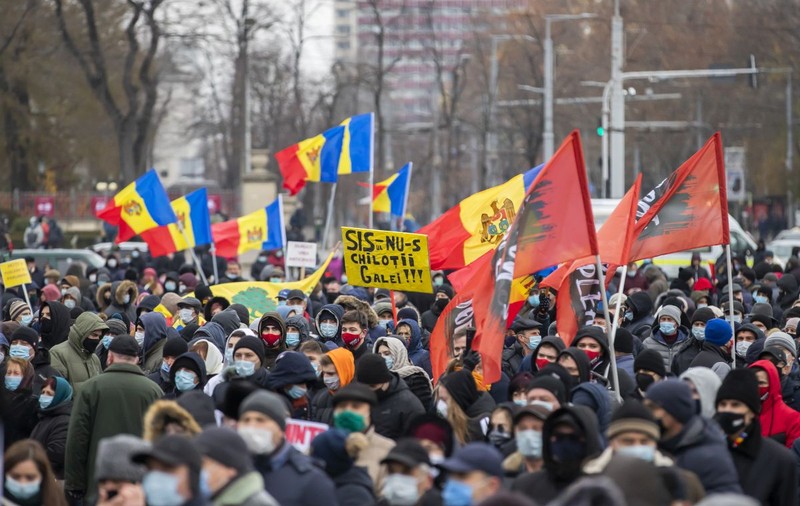Zeci de mii de oameni au protestat la Chișinău, chemați de Maia Sandu pentru a cere alegeri anticipate