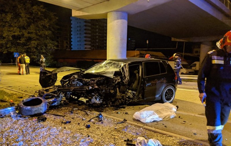 Un tânăr de 21 de ani din Bistrița s-a sinucis după o cearta cu iubita sa. A intrat cu mașina în stâlpul unei pasarele
