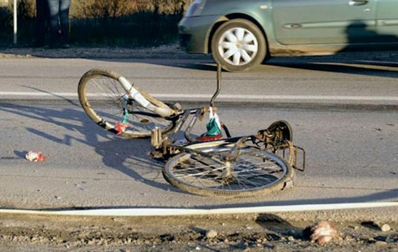 Un șofer a lovit un biciclist, când a vrut să îl depășească. Ambii bărbați erau băuți