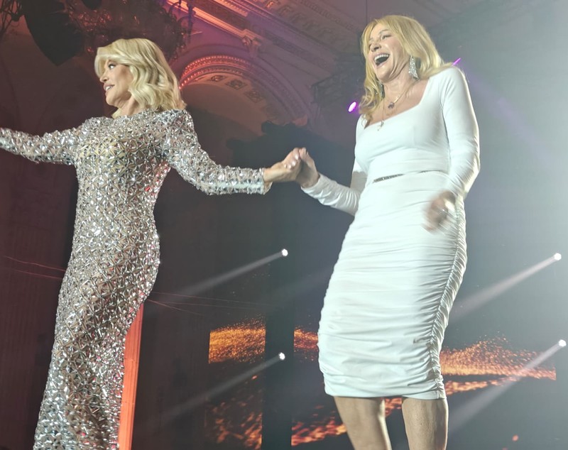 Gala „Nadia Comăneci - 50 de ani de la prima notă de 10”. Cum au petrecut invitații toată seara: Loredana și Nadia, duet pe „Made in Romania”